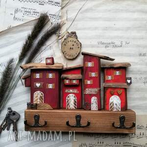 handmade wieszaki wieszak z czerwonymi domkami