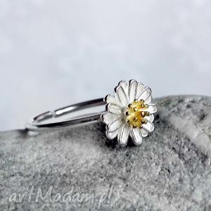 srebrny pierścionek śliczna stokrotka kwiatuszek, skromna