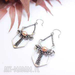 srebrne kolczyki z różową perłą eleganckie motywem miecza biżuteria