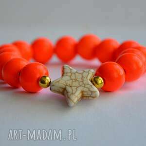 bracelet by sis gwiazda w neonowo pomarańczowych koralach, howlit kamienie
