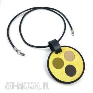 Zawieszka z naturalnej skóry na czarnym rzemyku, żółto brązowa