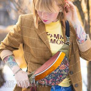 Elegancka brązowa nerka damska z frędzlami MOTYLEM JESTEM