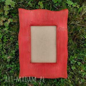 drewniana ramka w kolorze czerwonym z drewna czerwone dodatki do domu