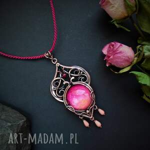 orientalny wisior z różowym kaboszonem i koralem, wire wrapping, secesja