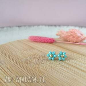 kolczyki sztyfty małe kwiatki z koralików turkusowe stokrotki