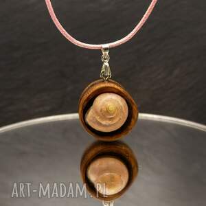 wisiorek muszla aleksandry - pirografia, ręcznie wykonany, oryginalna biżuteria