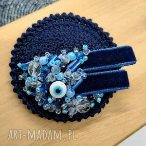 katarzyna rubak okrągła broszka szydełkowa z koralikami i aksamitką