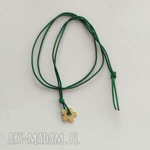 Kwiatowy wisiorek handmade z matowionego mosiądzu