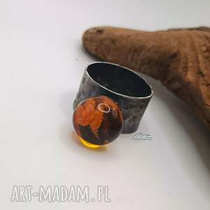 pierścionek z bursztynową kulą, biżuteria bursztynem, srebro 925