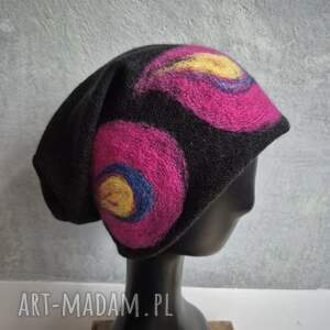 czapka wełniana filcowana zimowa czarna handmade w kwiaty na podszewce - rozmiar