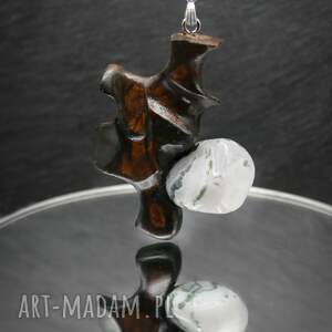 ręcznie rzeźbiony wisiorek - orzech, agat mszysty biżuteria z duszą natury