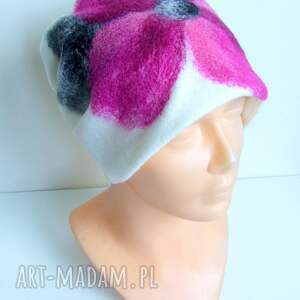 Czapka damska ecru z filcowanym kwiatem - handmade