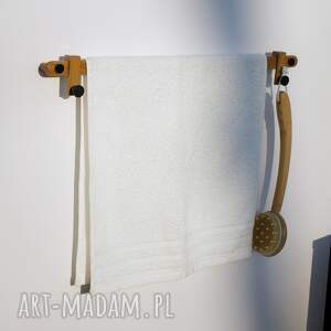 długi minimalistyczny dębowy wieszak na ręczniki do łazienki drewno