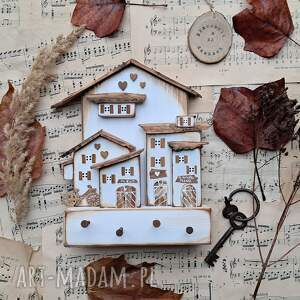 Prezent Rustykalny wieszak z białym miasteczkiem no 2
