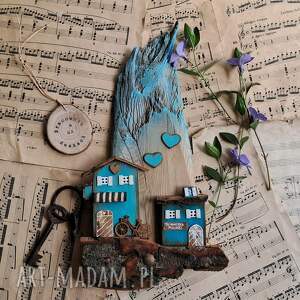 rustykalny wieszak z turkusowymi domkami no 1, na klucze, pomysł