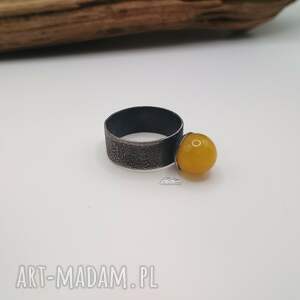 pierścionek z mleczną kulą bursztynową biżuteria bursztynem