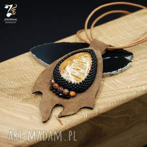 Prezent Skórzany wisior ze skamieliną