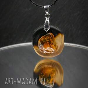 wisiorek - magia bursztynu żywioł ognia i bursztynowego światła, amber