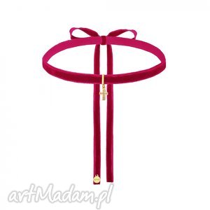 handmade naszyjniki aksamitny choker w kolorze fuksji ze złotym krzyżykiem wysadzanym