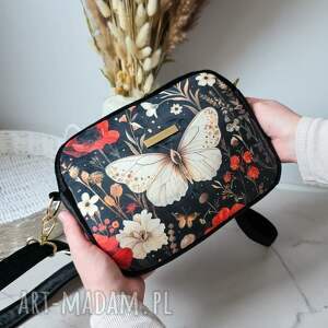 torebka box prostokątny motyl na czarnym tle weluru motyle