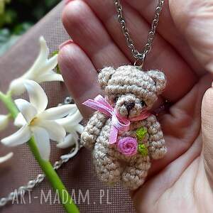 Miś Róża wisiorek komplet ze stalowym łańcuszkiem 70 cm