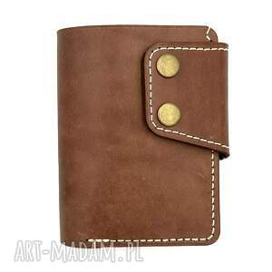 Brązowy portfel skórzany ręcznie uszyty beżową nitką