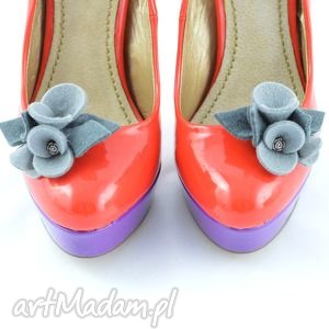 klipsy do butów - filcowe bratki odcienie szarości, buty, kwiatki