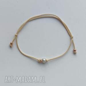 Okrągła bransoletka z perłą słodkowodną i koralikami - beżowy sznurek (handmade)