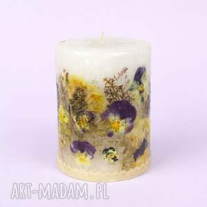 żółto - fioletowa świeca botaniczna z bratkami i pierwiosnkiem prezent ślubny