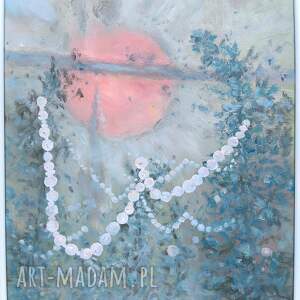 drzewa i perły, las we mgle mgliste pastelowe kolory, sznury pereł biżuteria