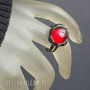 czerwony pierścionek na szczęście szklany niewielki unikat ręcznie robiony