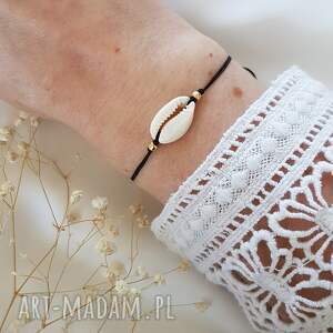 bransoletka z muszelką kauri, biżuteria handmade, szkło japońskie, boho