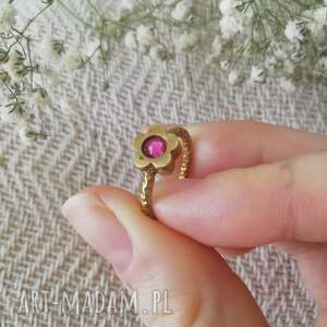 święta, mały kwiatuszek delikatny pierścionek z oczkiem złoty