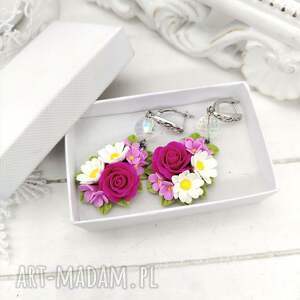 bloomingclayjewelry długie wiszące kolczyki z rumiankami i różami, kryształki