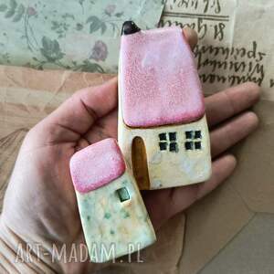 komplet domków z różowymi daszkami, ceramika domek