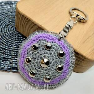 brelok szydełkowy szaro - fioletowy z ćwiekami i koralikami