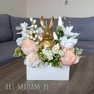 dekoracja wielkanocna glamour z dużym, złotym zającem stroik na wielkanoc