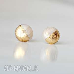 perłowe kuleczki z płatkami złota - kolczyki wkrętki, perłowe, perły, złoto
