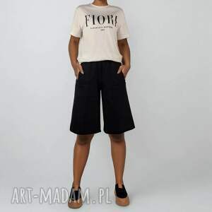 Szorty, spodnie, spodenki damskie z ozdobnymi przeszyciami