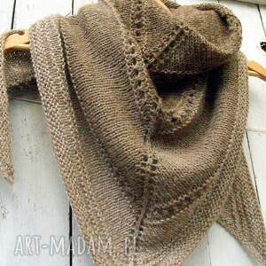 chustki i apaszki duża chusta z alpaki - cappuccino na drutach szyję
