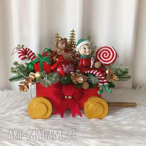 swiateczna dekoracja z elfem wózek prezentami oryginalny stroik na boże