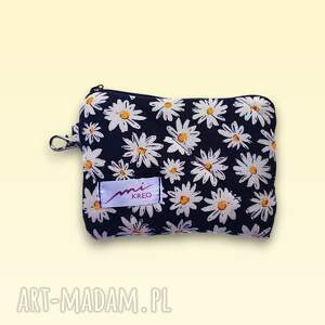 Czarny pikowany portfelik w stokrotki - etui na karty