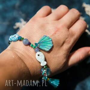 wakacyjna bransoletka na gumce z muszlą oraz kamyczkami, biżuteria w kolrach