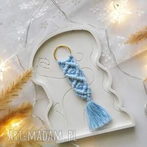 prosty makramowy breloczek - błękitny brelok ze sznurka dla niej