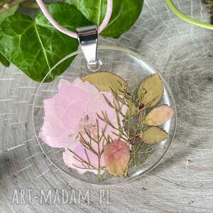 Naszyjnik z roślinną kompozycją w odcieniu różu z2109