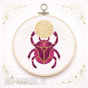 skarabeusz w tamborku, talizman odrodzenia i twórczości, dekoracja na ścianę