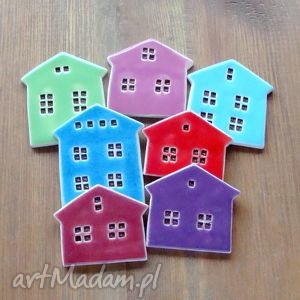 ceramiczne domki, magnesy, kolorowe wesołe chatki