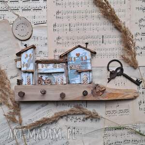 rustykalny wieszak z patynowanym miasteczkiem no 1 na klucze prezent