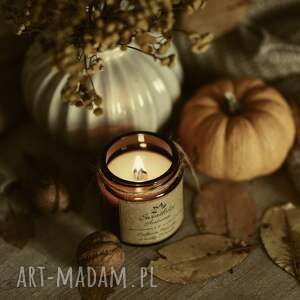 świeca sojowa z knotem drewnianym o jesiennym zapachu paczuli cedrem i nutką
