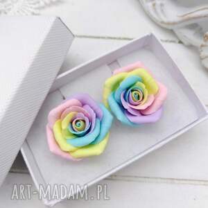 kolczyki róże pastelowe tęczowe, stal nierdzewna, kwiatowa biżuteria z gliny